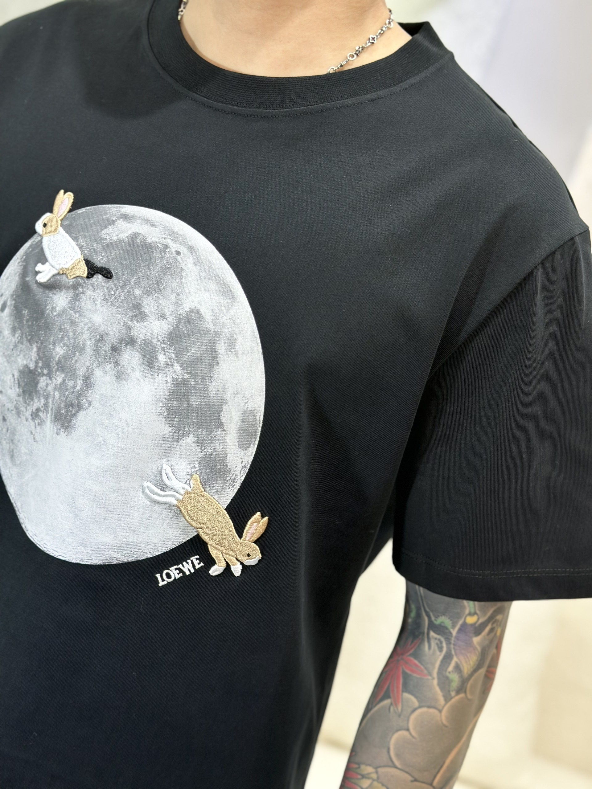 Áo phông T-shirt Loewe Đen họa tiết mặt trắng Thỏ thêu Like Auth on web VTN